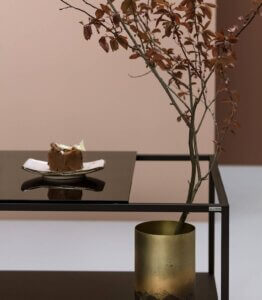 geometryczny stolik kawowy ze szklanym blatem