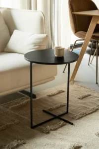 mały czarny okrągły stolik kawowy boczny w stylu nowoczesnym