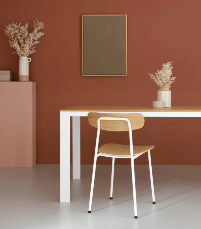 debowy stol nowoczesne biale krzeslo