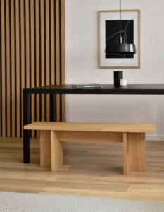 czarny minimalistyczny stół drewniany