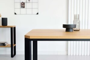 stol maly prostokatny minimalistyczny