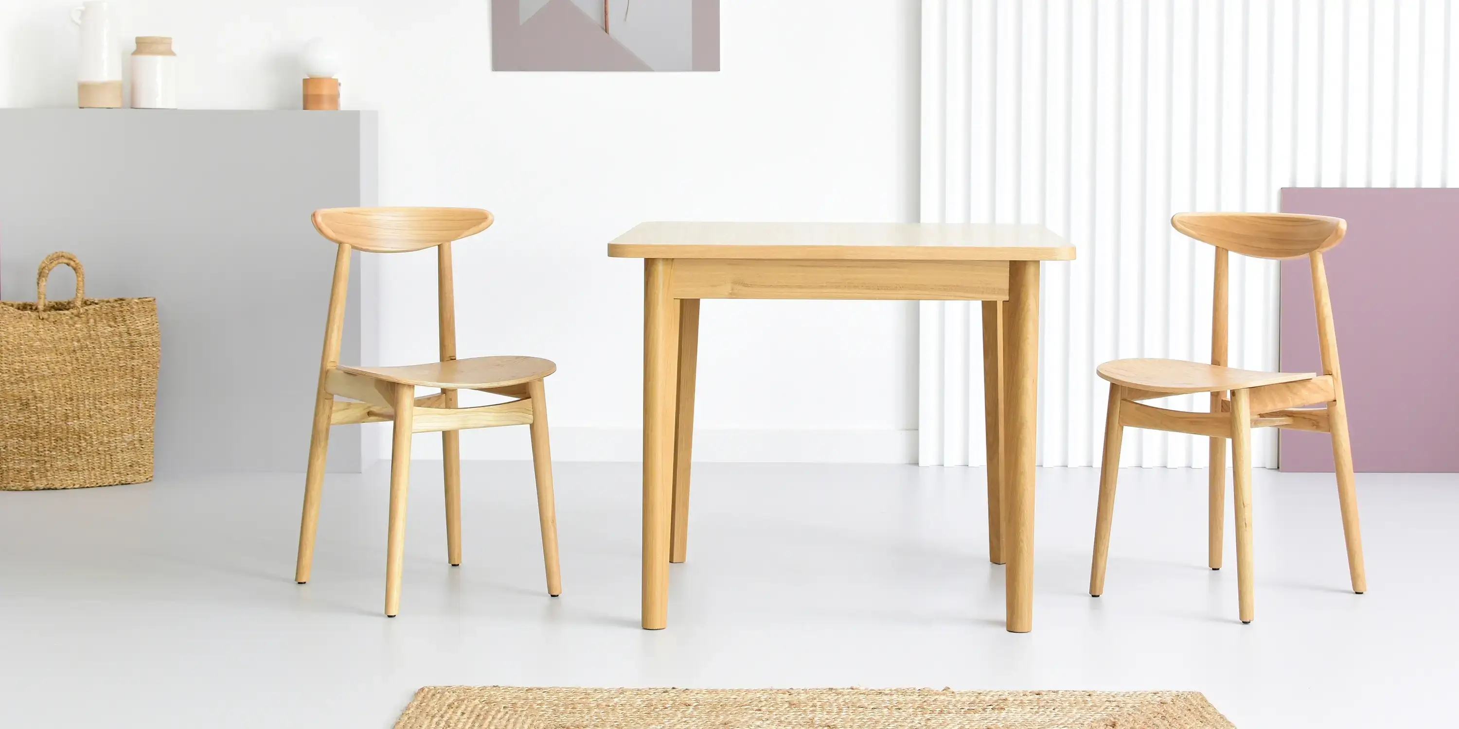 mały stół z drewna dębowego kwadratowy w stylu skandynawskim
