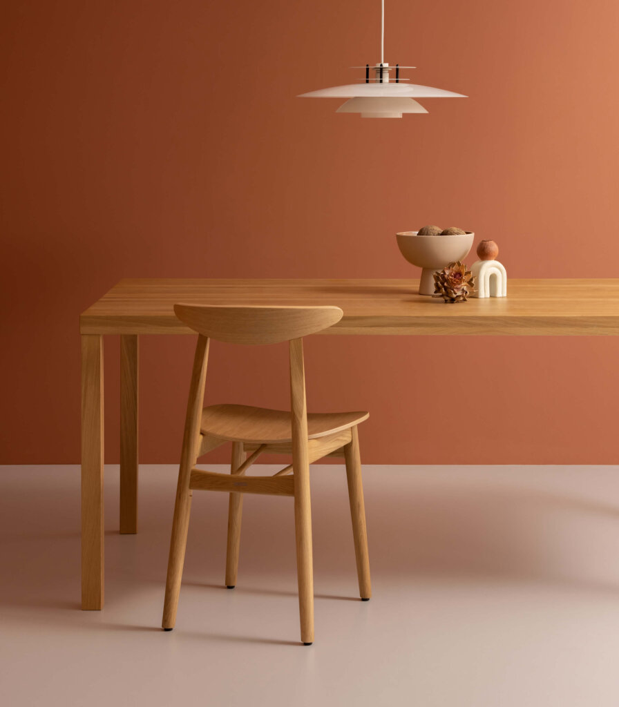prosty drewniany minimalistyczny stol z drewna debowego
