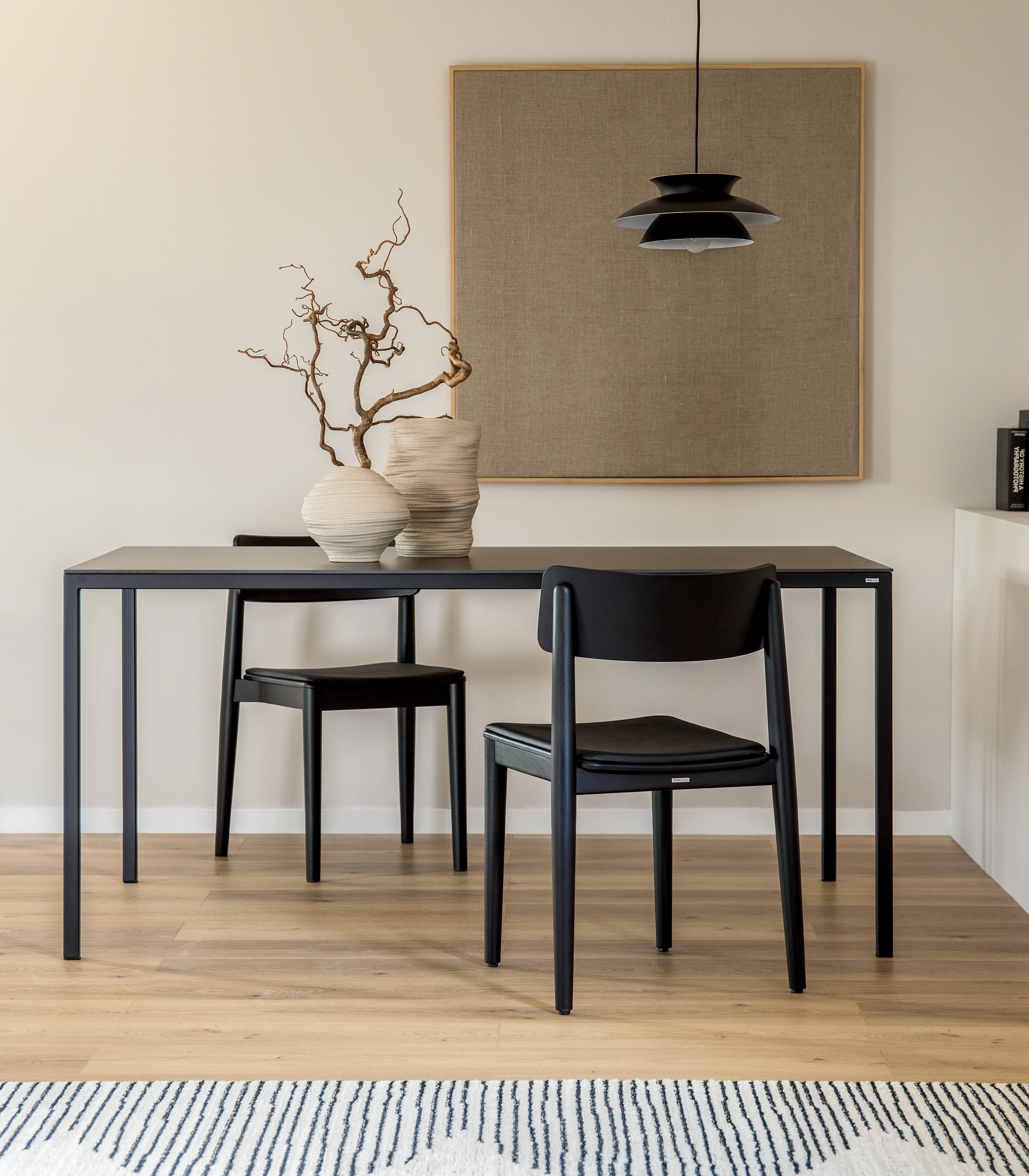 czarny minimalistyczny prosty stół ze spiekiem kwarcowym