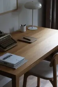 proste drewniane biurko dębowe minimalistyczne skandynawskie