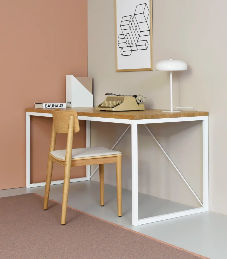 biurko w stylu skandynawskim z drewnianym blatem