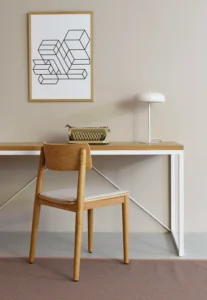 białe biurko z dębowym blatem w stylu skandynawskim