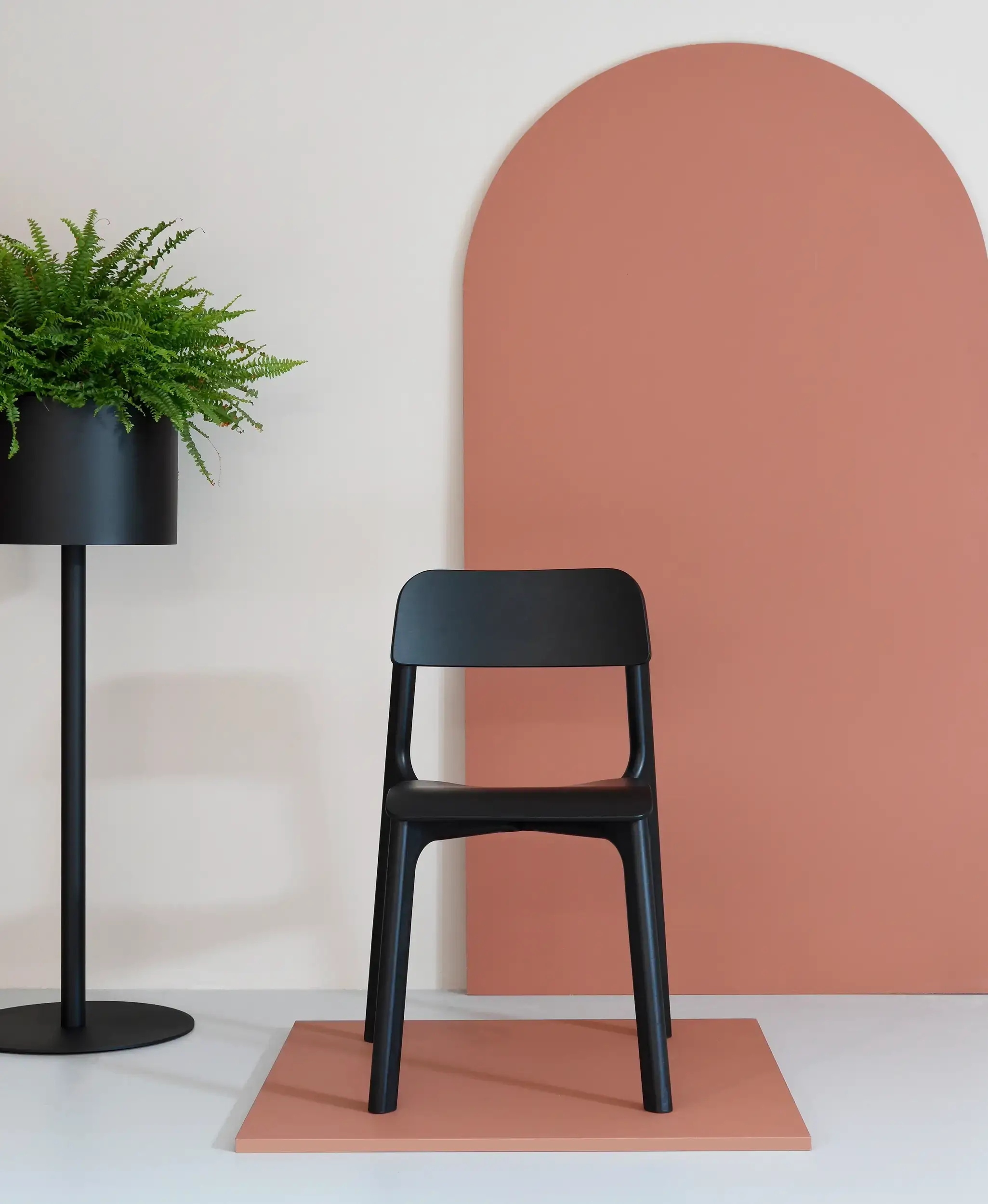 czarne drewniane krzesło nowoczesne prosta forma