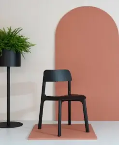 czarne krzesła drewno prosta forma