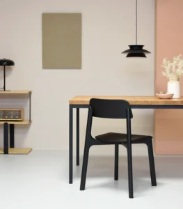 krzesło drewniane kolor czarny prosta forma