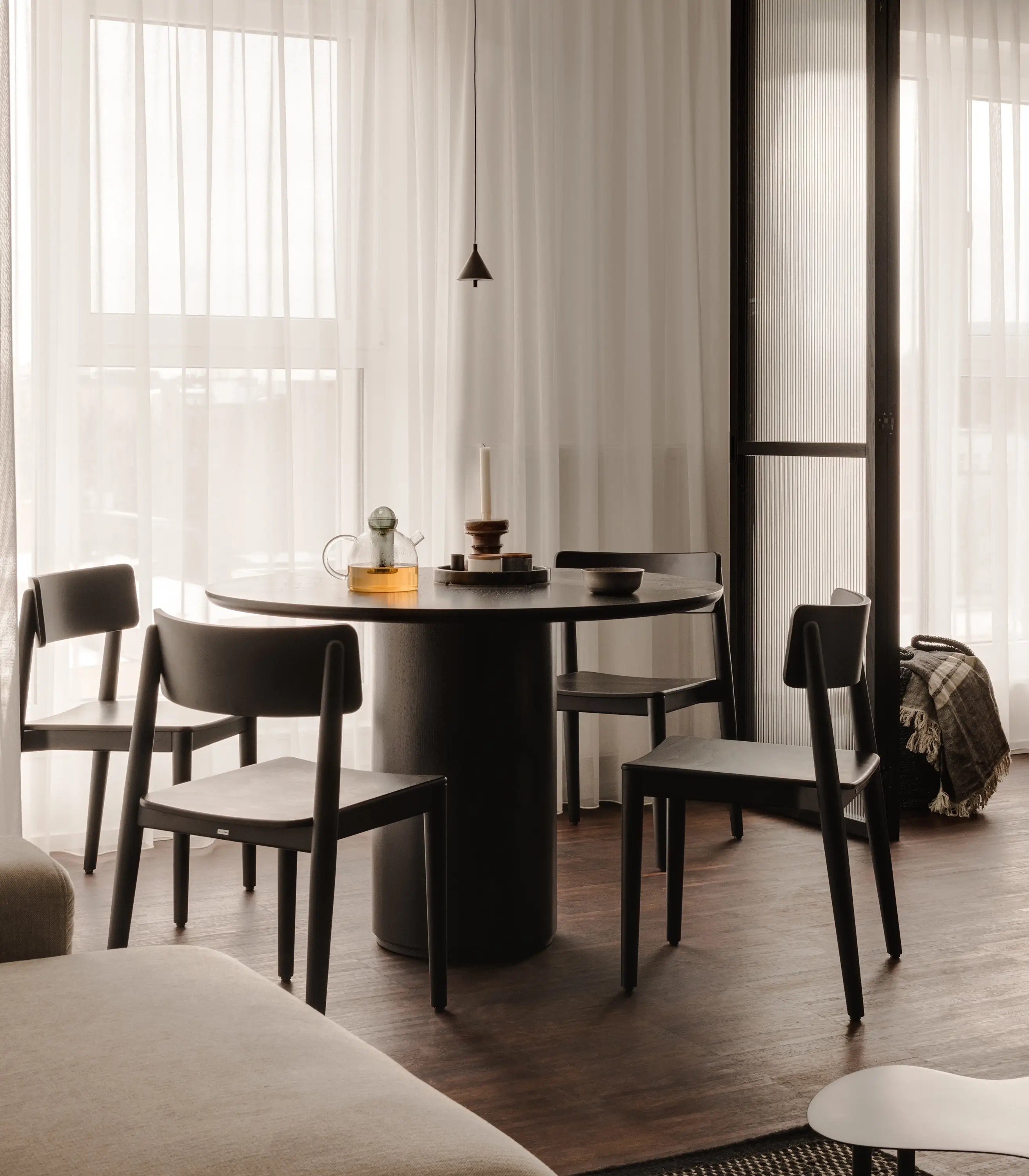 czarne drewniane krzesło eleganckie polski design