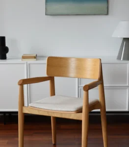 krzesło dębowe w stylu skandynawskim z jasną tapicerką