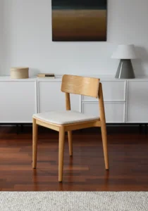 dębowe drewniane krzesło z jasną tapicerką w stylu skandynawskim