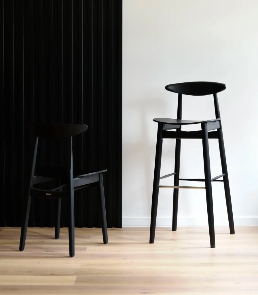 czarne klasyczne drewniane krzesło barowe