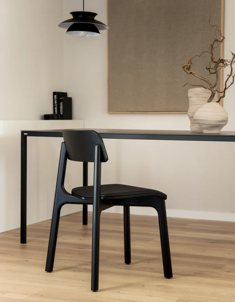 proste nowoczesne krzesło czarne tapicerowane
