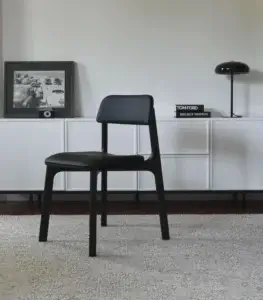czarne drewniane krzesło tapicerowane nowoczesne