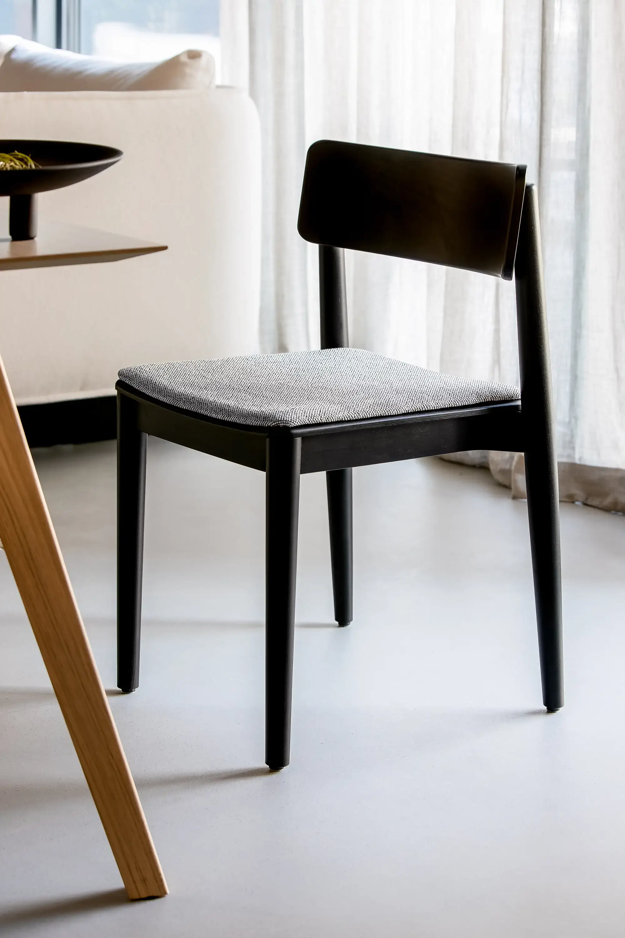 czarne krzesło drewniane klasyczne mid century