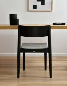 czarne klasyczne krzesło tapicerowane