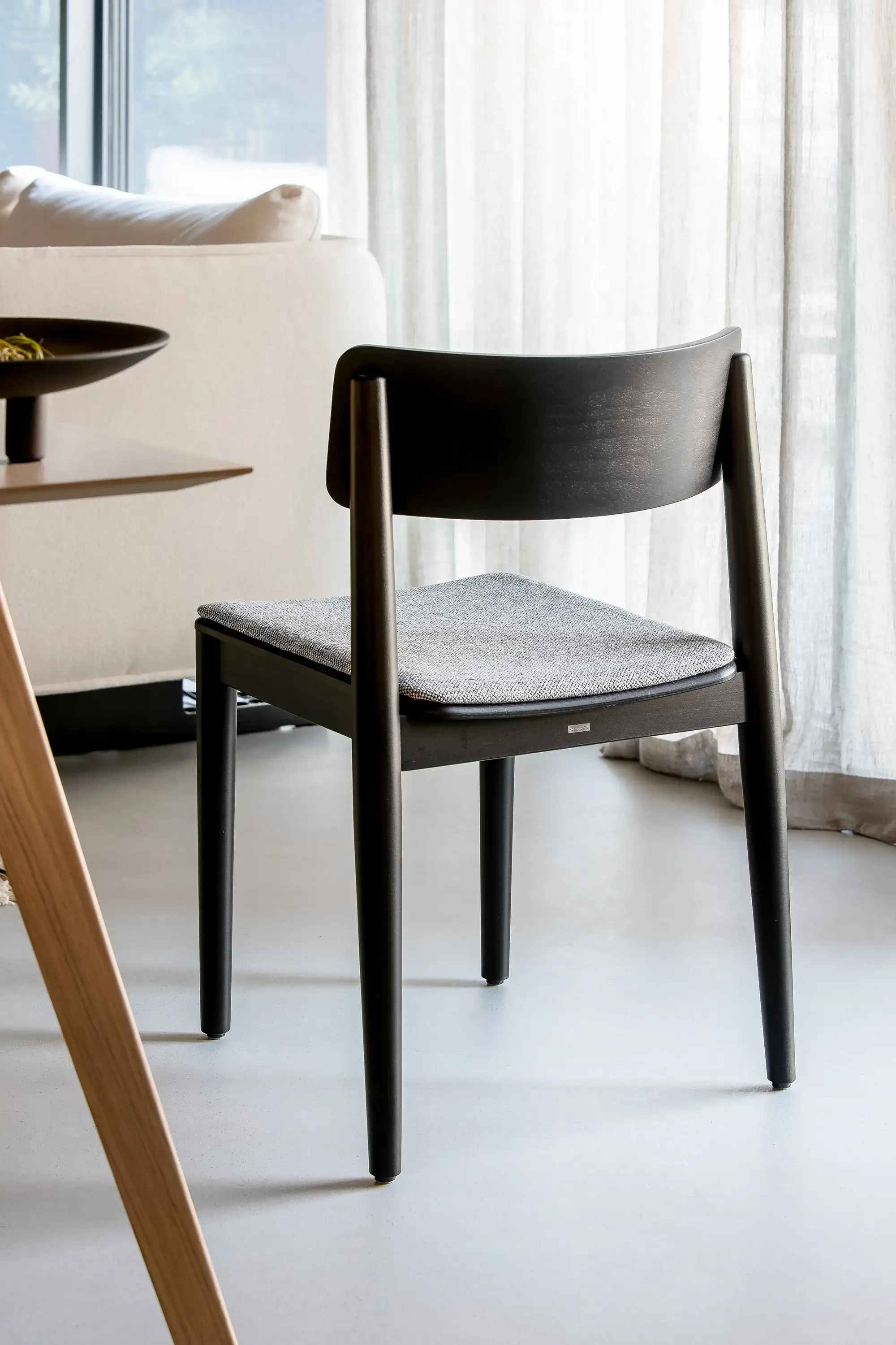 czarne krzesło drewniane nowoczesne tapicerowane plecionka