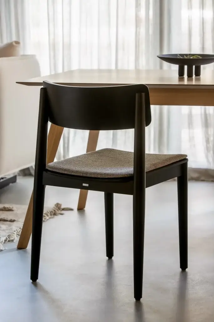 czarne krzesło tapicerowane drewniane dante