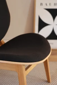fotel skandynawski do salonu dębowy drewniany czarna tapicerka