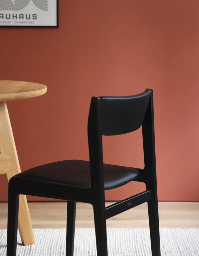 czarne klasyczne krzesło drewniane tapicerowane mid century modern vintage prl