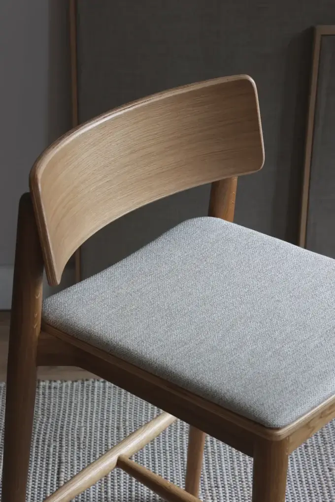 krzesło barowe dębowe jasna tapicerka