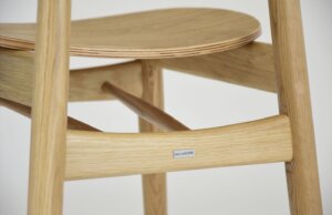 drewniane krzeslo do jadalni minimal design