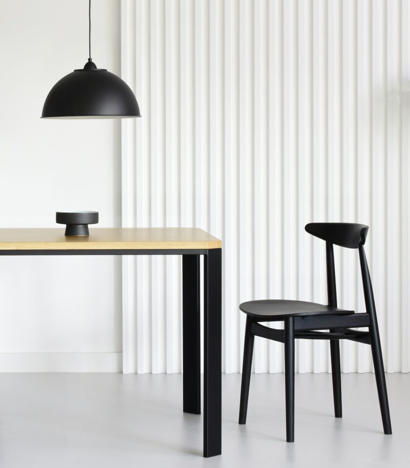 czarne krzeslo drewniane polski design