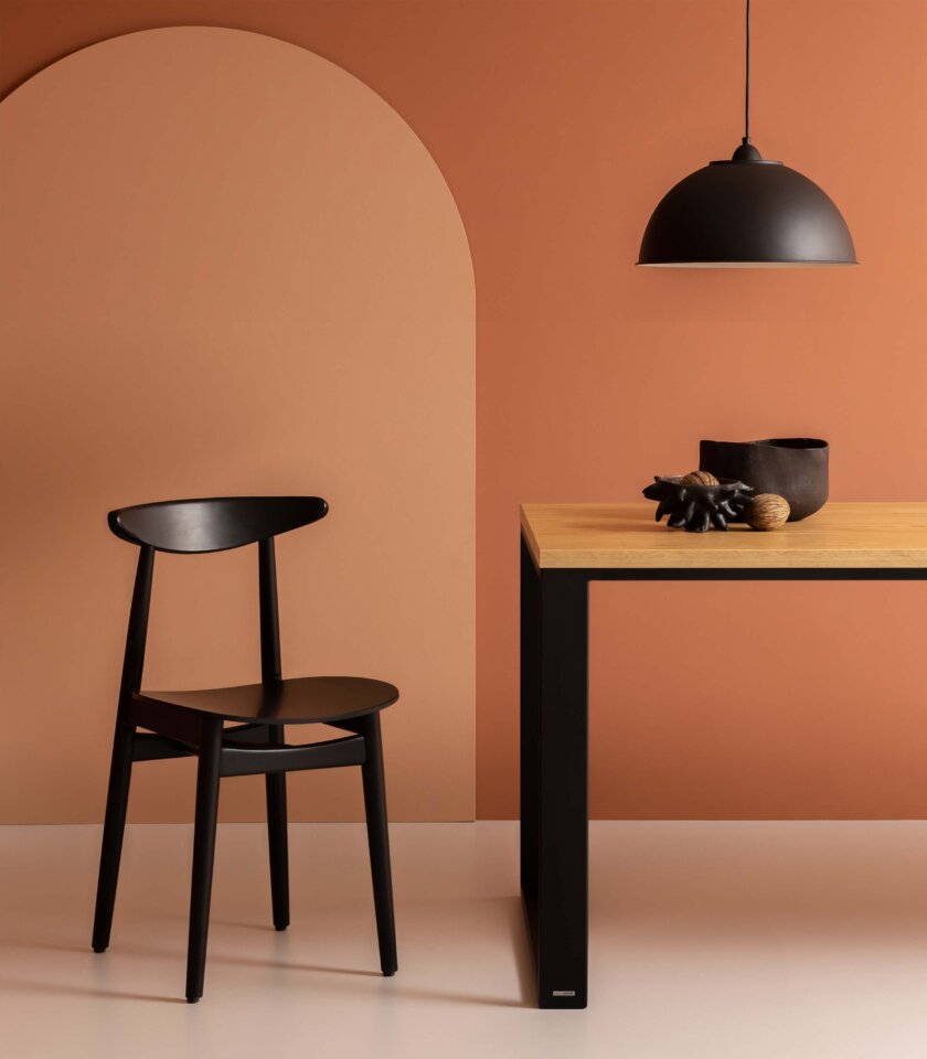 krzesło czarne drewno klasyczne polski design