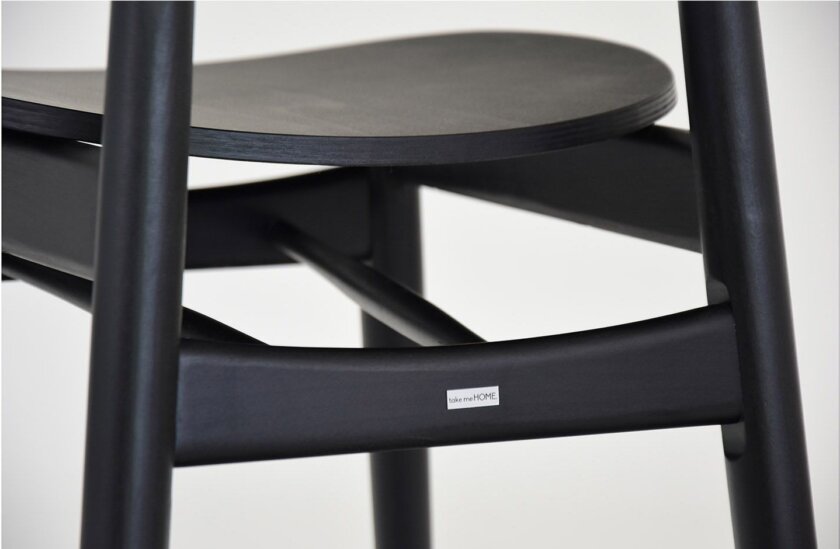 piekne czarne krzeslo drewniane styl skandynawski