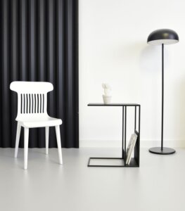 biale drewniane krzeslo nowoczesne
