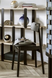 krzeslo czarne w stylu skandynawskim tapicerowane