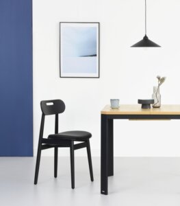krzeslo czarne drewniane w stylu skandynawskim