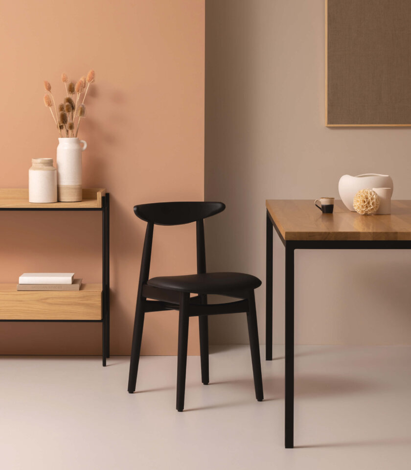 czarne tapicerowane drewniane krzeslo polski design