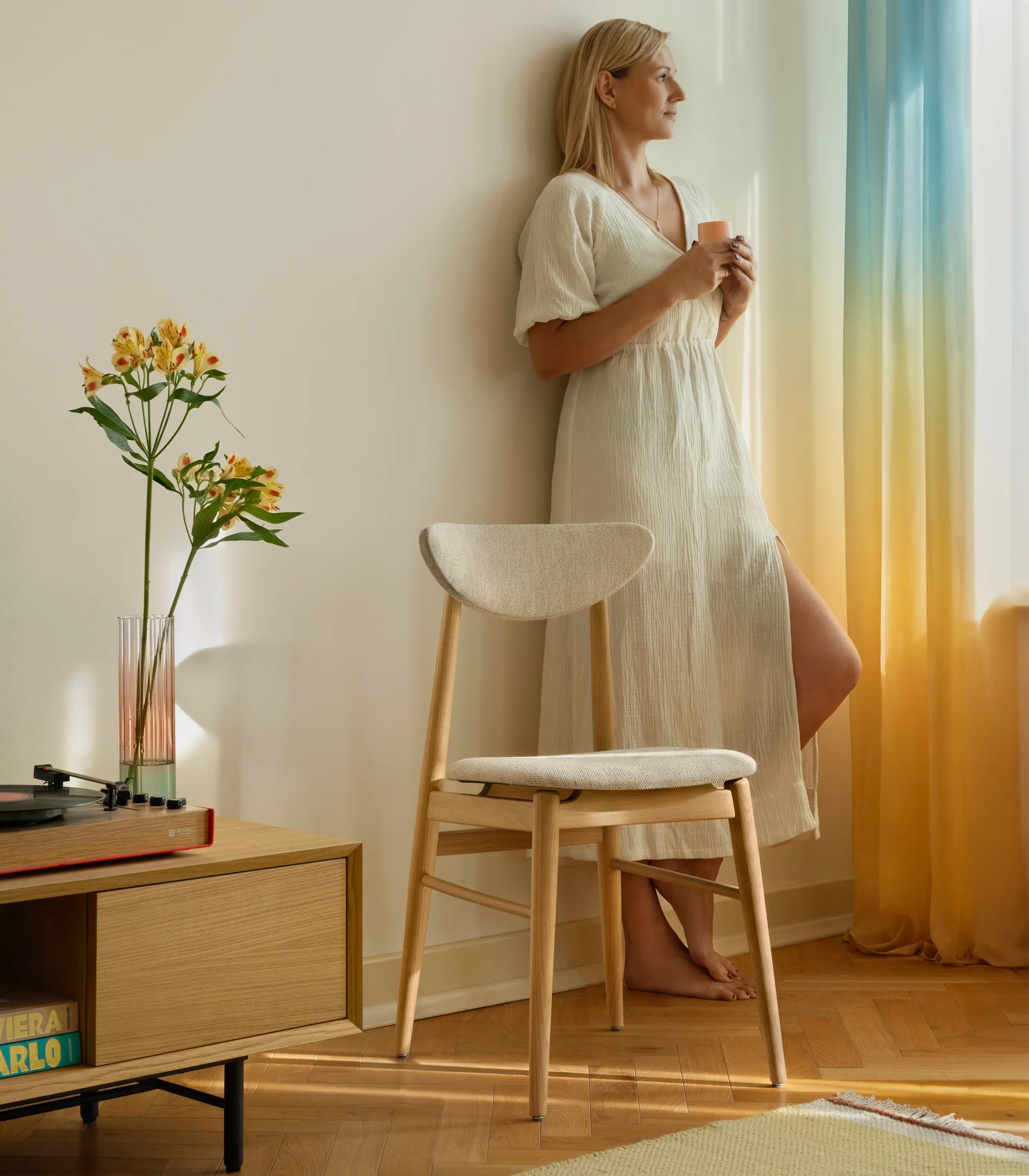 krzesło dębowe drewniane klasyczne beżowa jasna tapicerka skandynawski styl