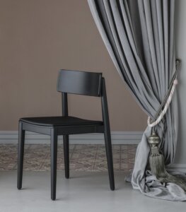 czarne drewniane krzeslo polski design