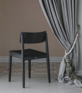 czarna krzeslo minimalistyczne polski design