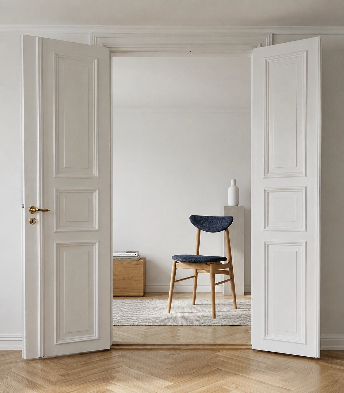 krzesło klasyczne mid century dębowe tapicerka niebieska