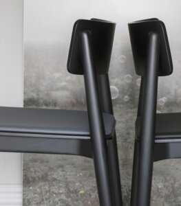 krzeslo czarne drewniane grafitowe siedzisko miekkie