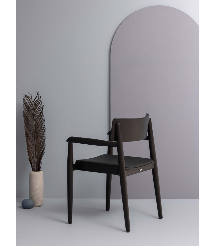 czarne krzesło fotel z podłokietnikami tapicerowane