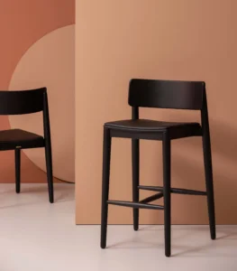 krzesło barowe czarne drewniane klasyczne hocker