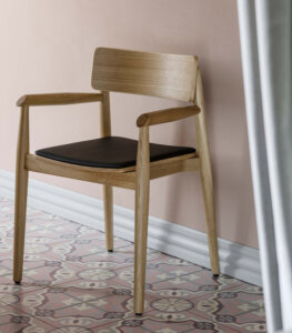 krzeslo debowe z podlokietnikami w stylu skandynawskim