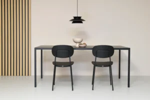 minimalistyczne czarne krzesło