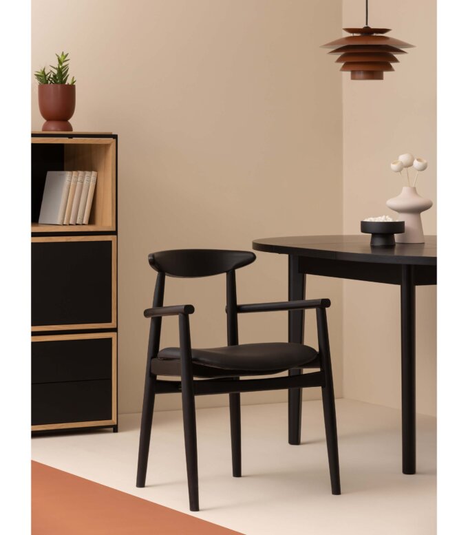 czarne drewniane krzeslo z podlokietnikami