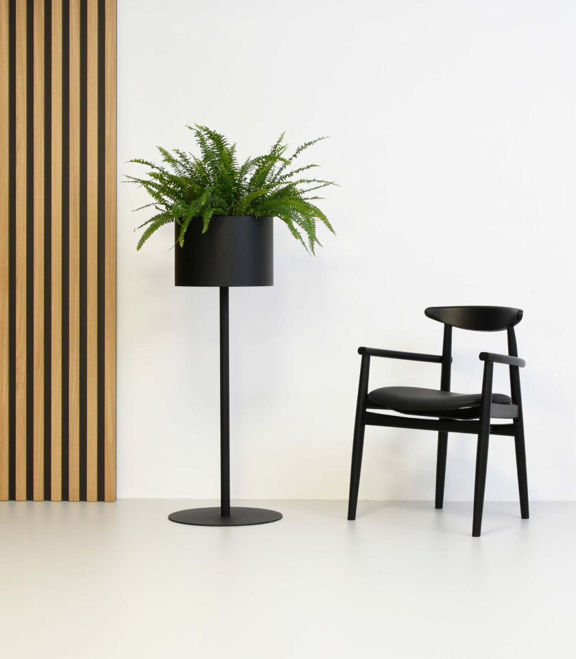 krzeslo z podlokietnikami czarne drewniane tapicerowane polski design