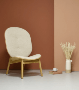 nowoczesny debowy fotel tapicerowany bezowy