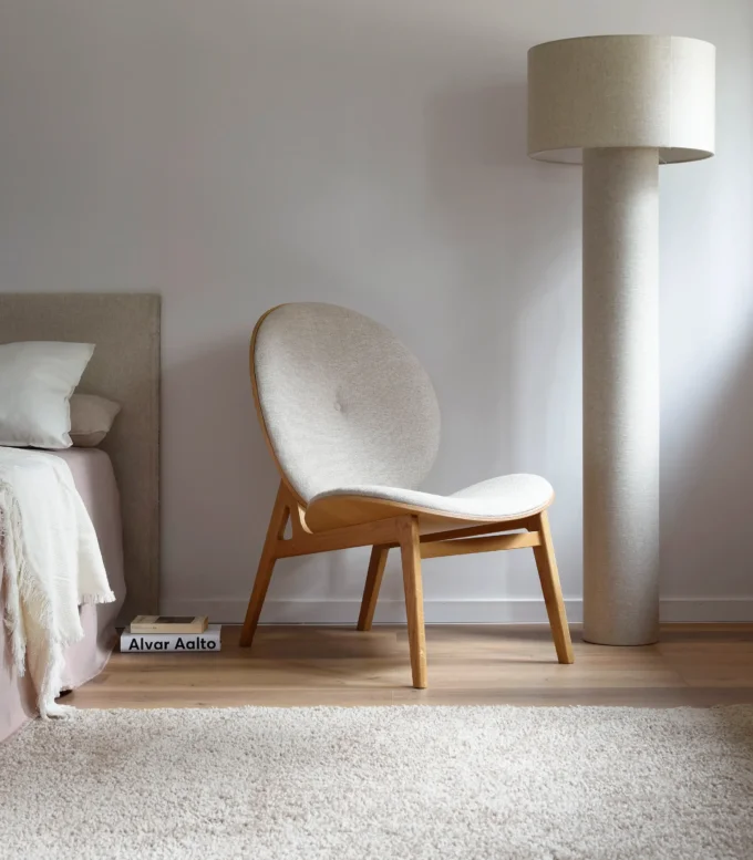 fotel w stylu skandynawskim dębowy do sypialni
