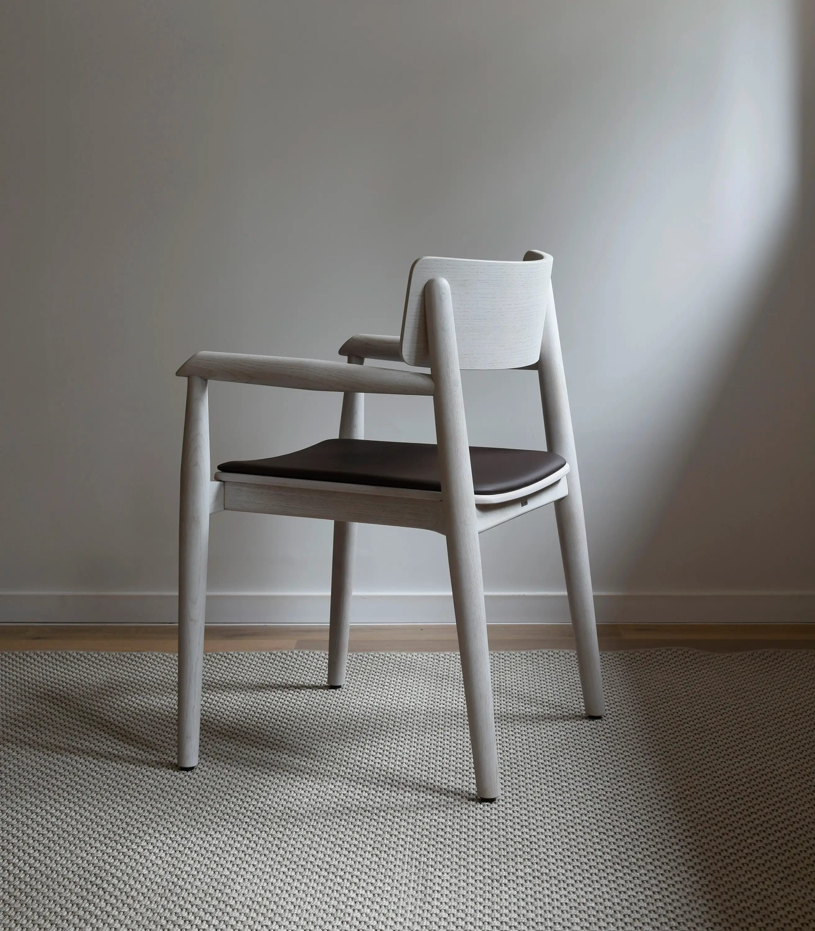 dębowe bielone krzesło