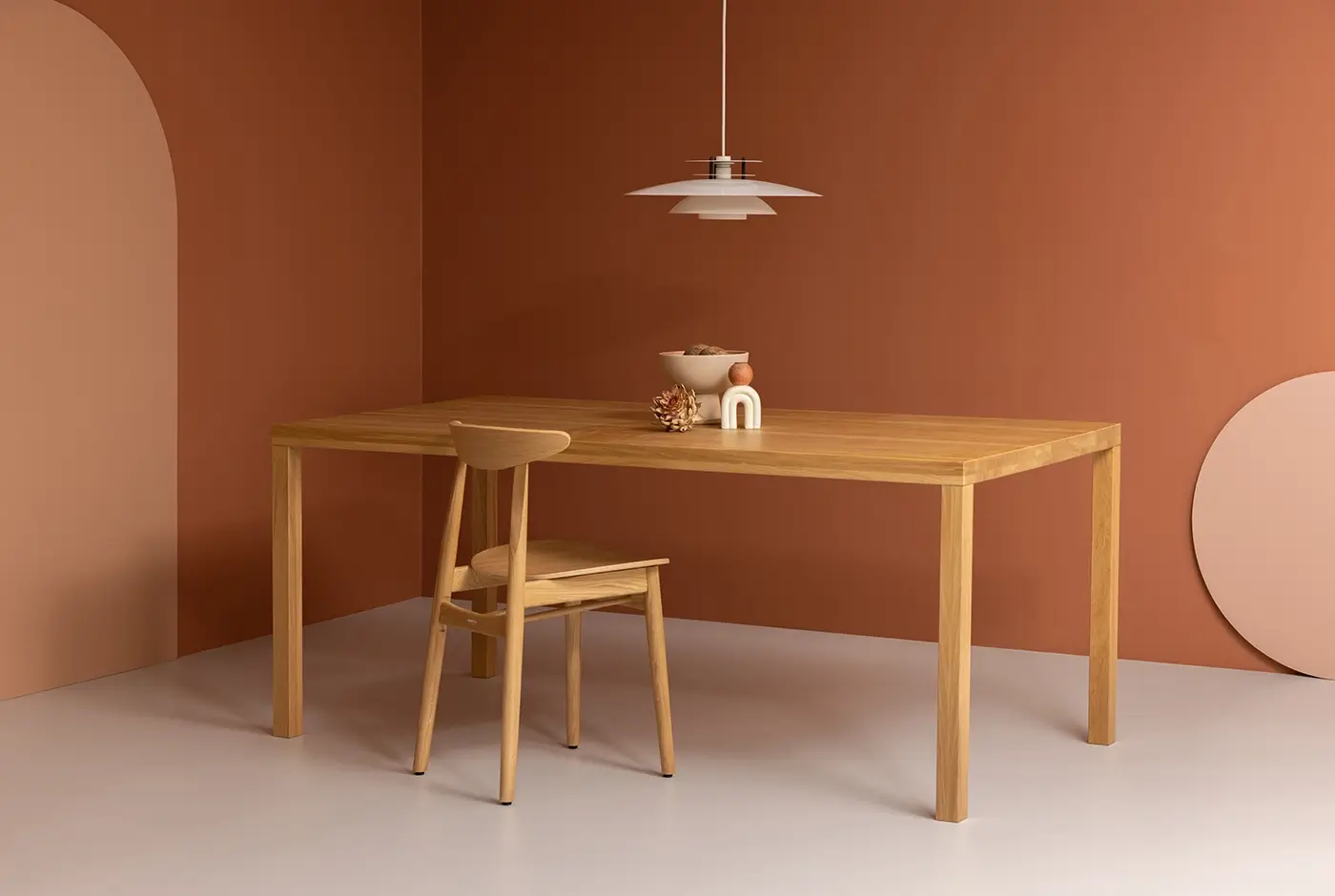 nowoczesny stół drewniany w stylu skandynawskim